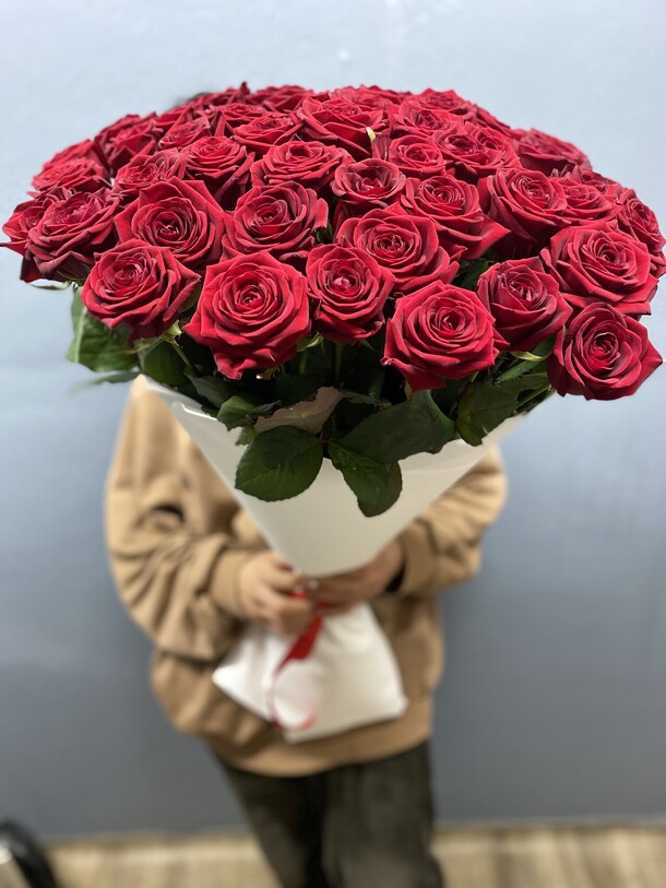 51 роза в белом, артикул F1160691 - 15969 рублей, доставка по городу. Flawery - доставка цветов