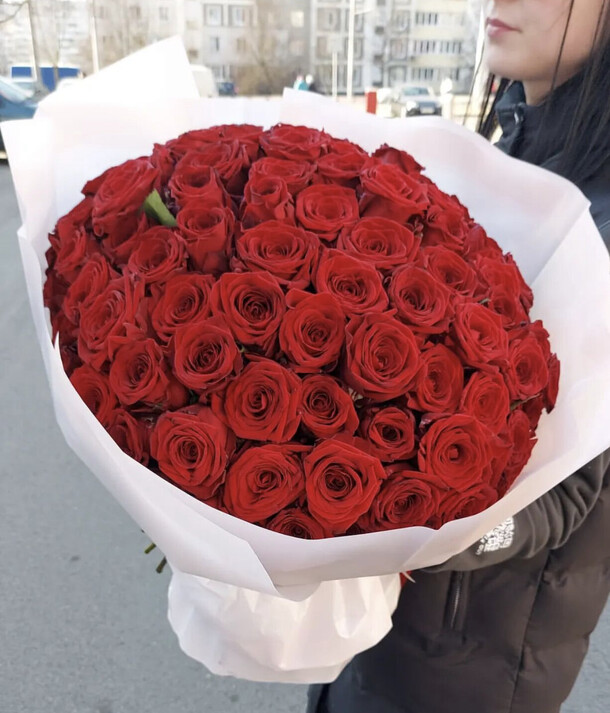 51 роза, артикул F1161579 - 11300 рублей, доставка по городу. Flawery - доставка цветов