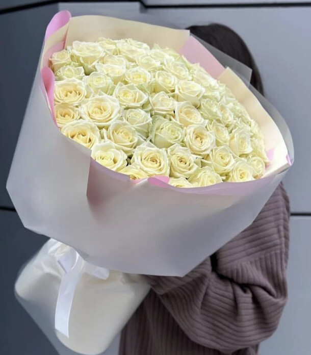 51 белая роза, артикул F1161592 - 13586 рублей, доставка по городу. Flawery - доставка цветов