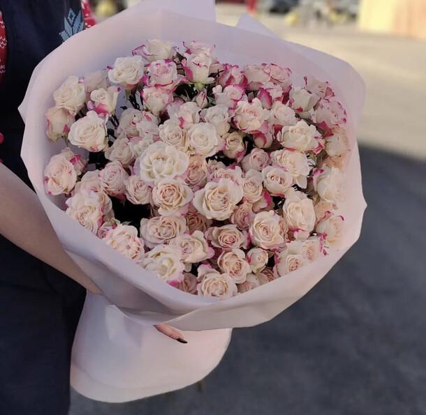 Кустовая роза, артикул F1161734 - 10646 рублей, доставка по городу. Flawery - доставка цветов