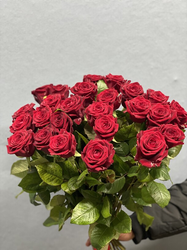 Букет из 25 роз, артикул F1162508 - 6890 рублей, доставка по городу. Flawery - доставка цветов