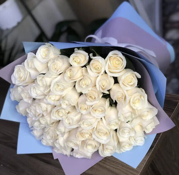 Букет из 51 белых роз, артикул F1162515 - 25939 рублей, доставка по городу. Flawery - доставка цветов