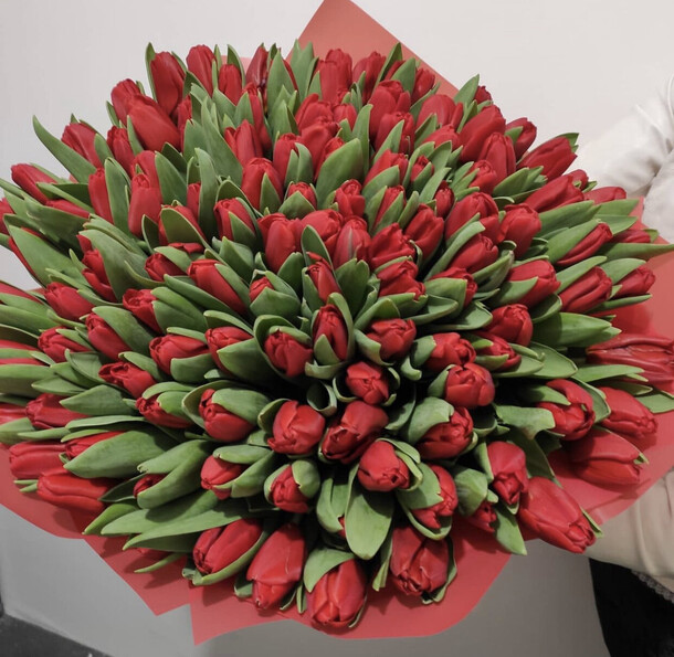 101 тюльпан, артикул F1162671 - 23344 рублей, доставка по городу. Flawery - доставка цветов