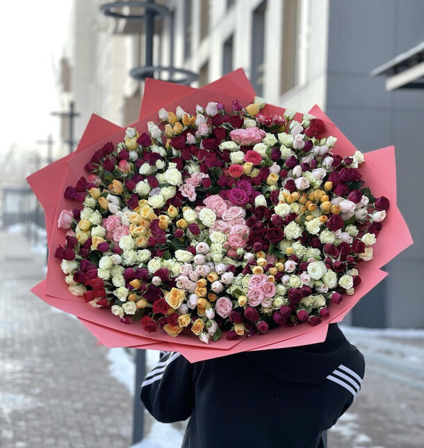 101 кустовая роза микс, артикул F1162682 - 65003 рублей, доставка по городу. Flawery - доставка цветов