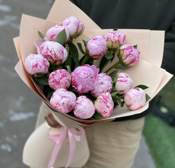 15 пионов сара бернард, артикул F1162683 - 15198 рублей, доставка по городу. Flawery - доставка цветов