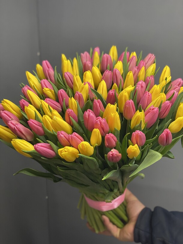 Букет из 101 тюльпанов, артикул F1175873 - 23018 рублей, доставка по городу. Flawery - доставка цветов