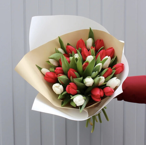 Букет из 31 тюльпанов, артикул F1176041 - 6300 рублей, доставка по городу. Flawery - доставка цветов