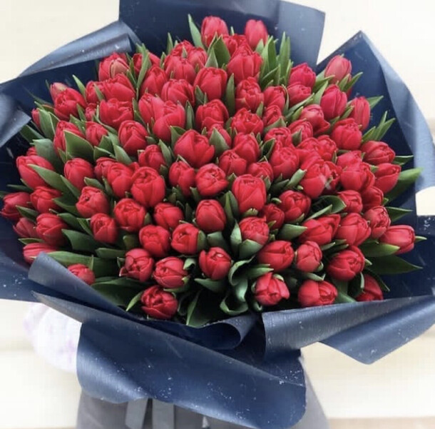 Букет из 101 тюльпанов, артикул F1176044 - 28344 рублей, доставка по городу. Flawery - доставка цветов