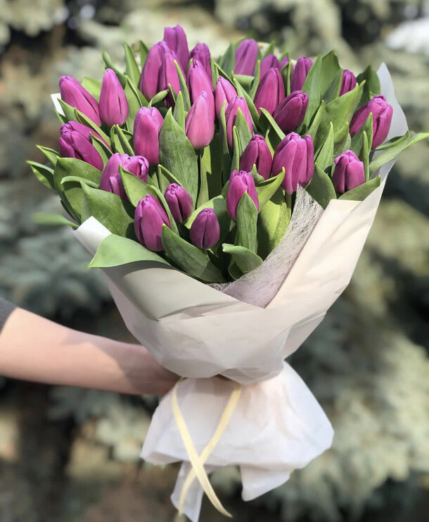 Букет из 51 тюльпанов, артикул F1176048 - 13986 рублей, доставка по городу. Flawery - доставка цветов