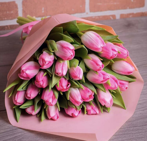 Букет из 25 тюльпан, артикул F1176064 - 9271 рублей, доставка по городу. Flawery - доставка цветов