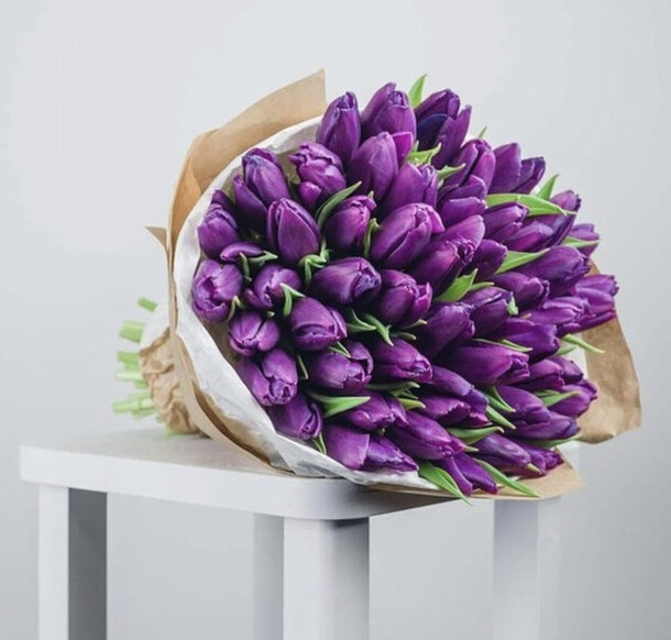 Букет из 51 тюльпанов, артикул F1176072 - 10986 рублей, доставка по городу. Flawery - доставка цветов