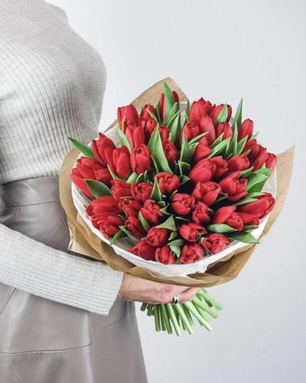 Букет из 51 тюльпанов, артикул F1176077 - 12986 рублей, доставка по городу. Flawery - доставка цветов