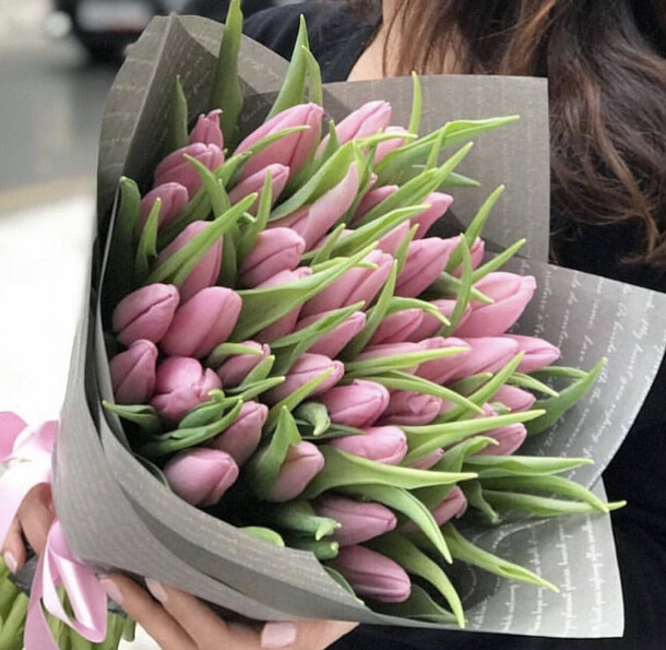 Букет из 51 тюльпанов, артикул F1176079 - 12986 рублей, доставка по городу. Flawery - доставка цветов