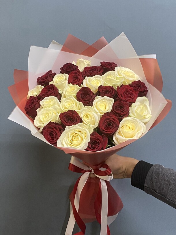 Букет из 31 красных роз, артикул F1181085 - 7572 рублей, доставка по городу. Flawery - доставка цветов