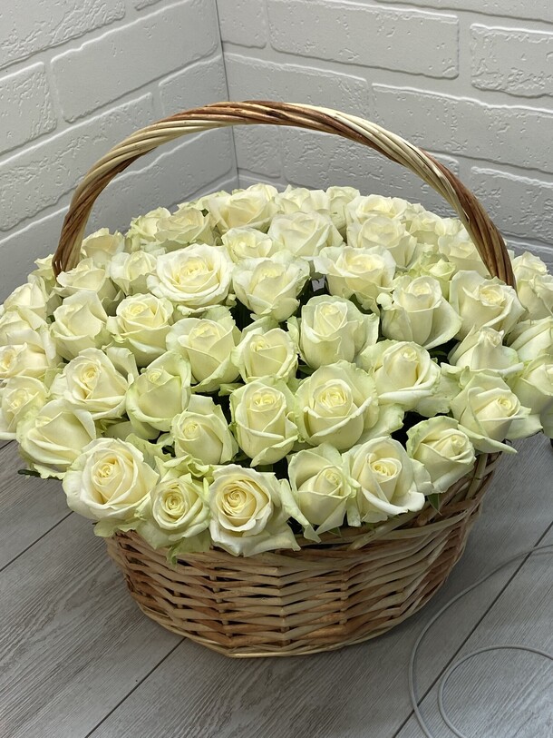 Розы в корзине, артикул F1205681 - 16084 рублей, доставка по городу. Flawery - доставка цветов