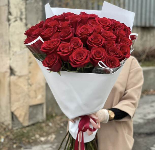 51 красная роза, артикул F1230933 - 13402 рублей, доставка по городу. Flawery - доставка цветов