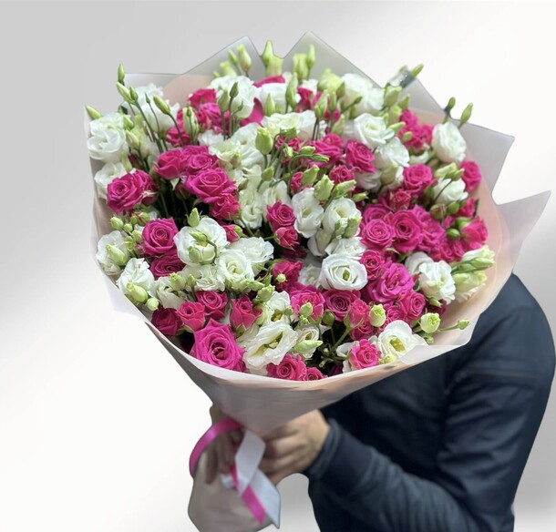 Букет из эустомы и кустовых роз, артикул F1232653 - 13814 рублей, доставка по городу. Flawery - доставка цветов