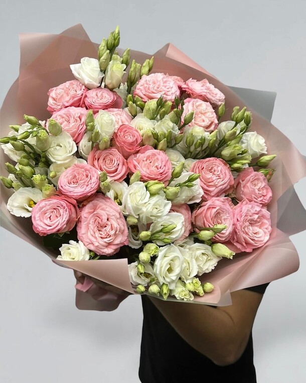 Букет из эустомы и розы «мадам бомбастик», артикул F1301055 - 8300 рублей, доставка по городу. Flawery - доставка цветов