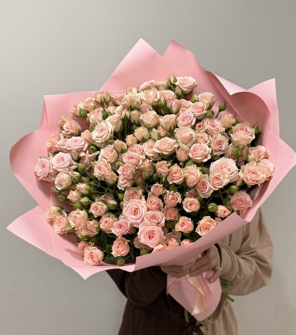 Объемный букет из кустовых роз, артикул F1414134 - 14350 рублей, доставка по городу. Flawery - доставка цветов