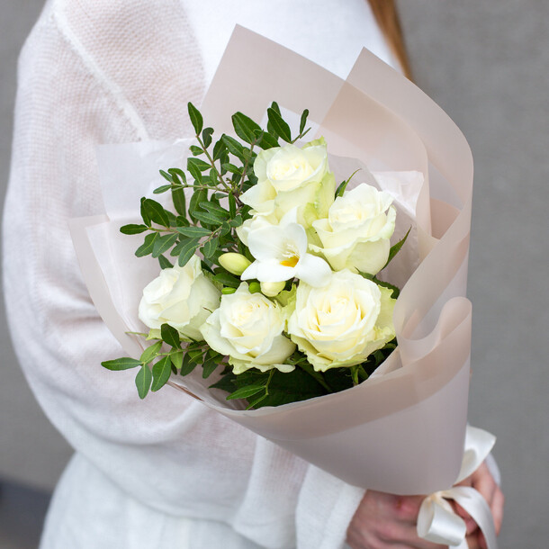 Розы и фрезия, артикул F1224546 - 1990 рублей, доставка по городу. Flawery - доставка цветов