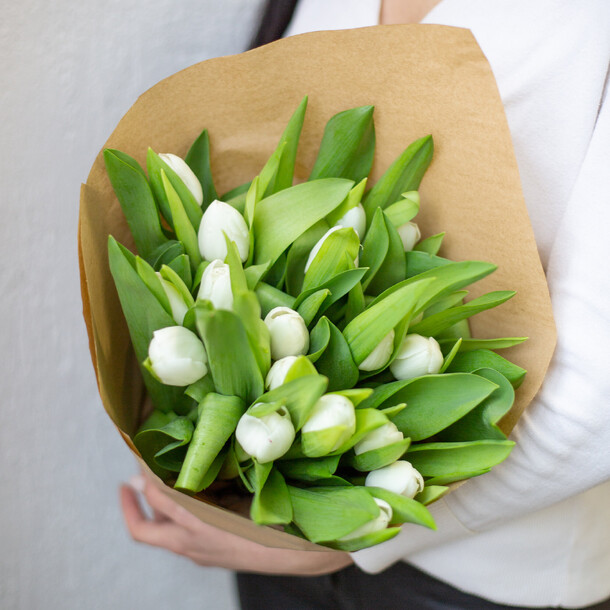 15 белоснежных тюльпанов, артикул F1373762 - 4650 рублей, доставка по городу. Flawery - доставка цветов