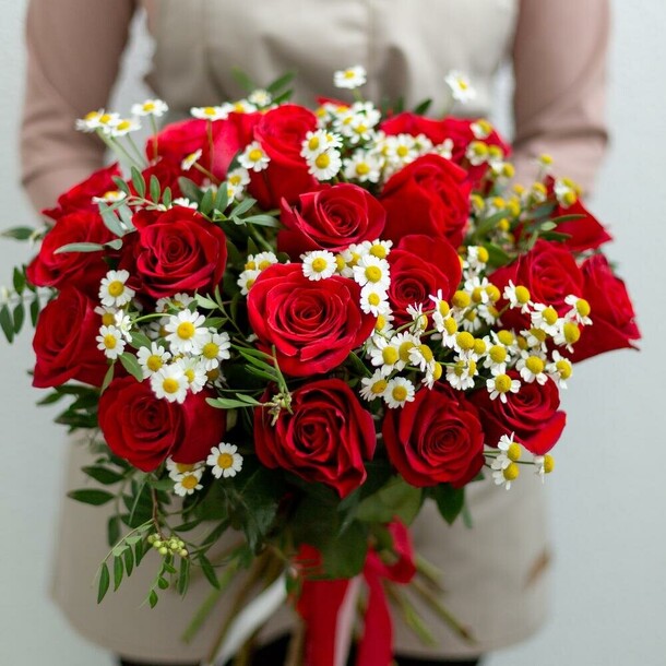 25 красных роз с ромашками, артикул F1375683 - 11990 рублей, доставка по городу. Flawery - доставка цветов