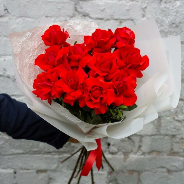 11 пламенных французских роз, артикул F1376261 - 6250 рублей, доставка по городу. Flawery - доставка цветов
