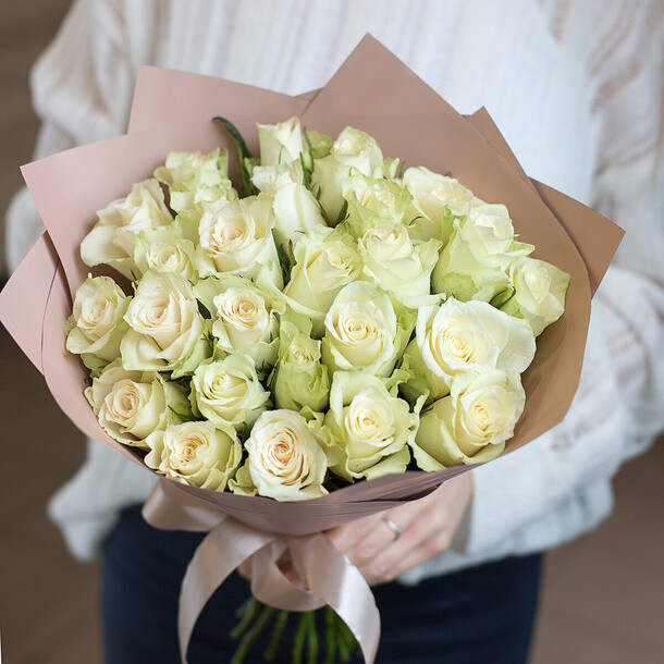 25 белых роз, артикул F1378981 - 6450 рублей, доставка по городу. Flawery - доставка цветов