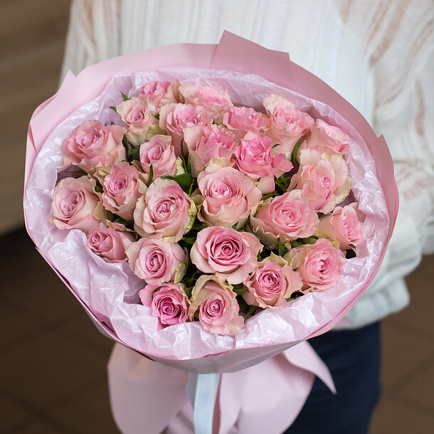 25 розовых роз, артикул F1378982 - 6450 рублей, доставка по городу. Flawery - доставка цветов