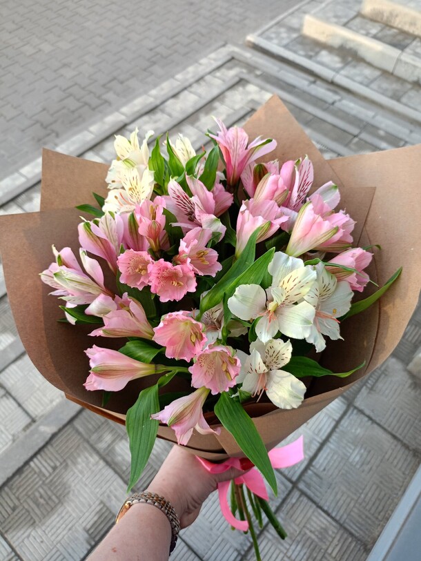 Букет из 7 альстромерий, артикул F1225063 - 1883 рублей, доставка по городу. Flawery - доставка цветов