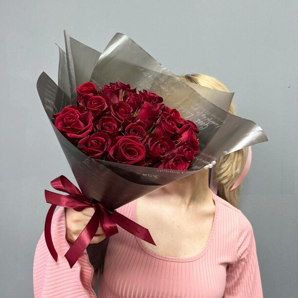 Букет «алая вуаль», артикул F1318540 - 4017 рублей, доставка по городу. Flawery - доставка цветов