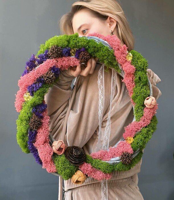 Декорный венок «легенды тайги», артикул F1326013 - 3250 рублей, доставка по городу. Flawery - доставка цветов