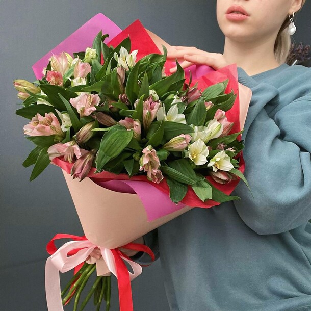 Букет «праздничный» (15 альстромерий), артикул F1354767 - 4095 рублей, доставка по городу. Flawery - доставка цветов