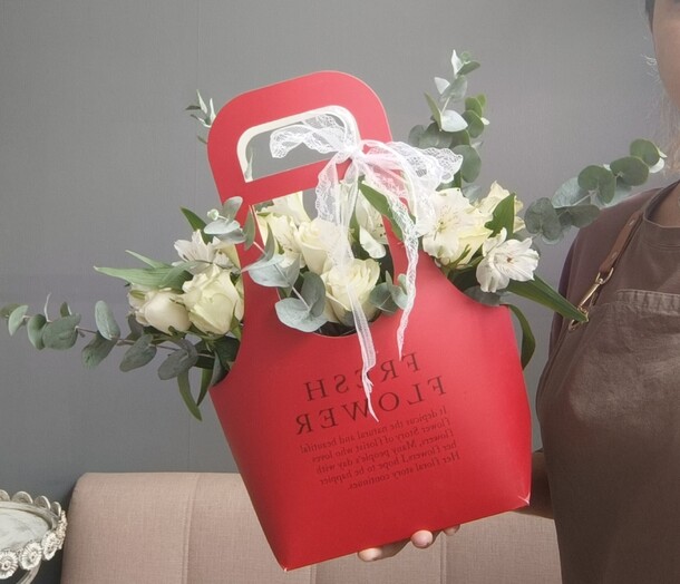 Сумочка красное в белом, артикул F1433491 - 3489 рублей, доставка по городу. Flawery - доставка цветов