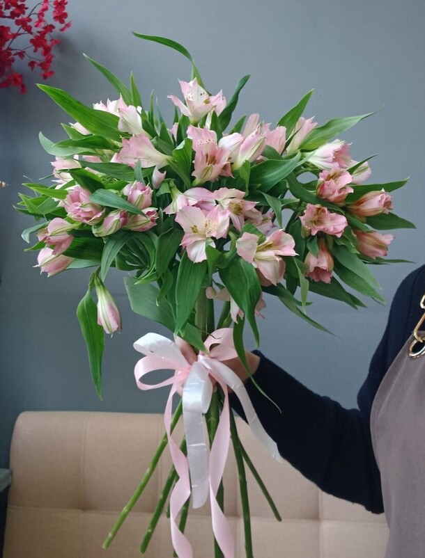 Букет "11 альстромерий", артикул F1435771 - 2638 рублей, доставка по городу. Flawery - доставка цветов