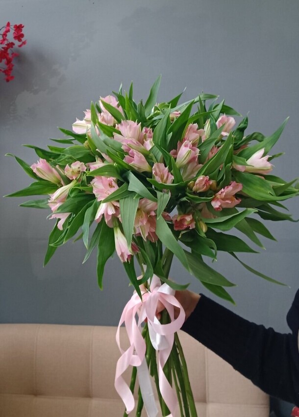 Букет "15 альстромерий", артикул F1435772 - 3575 рублей, доставка по городу. Flawery - доставка цветов