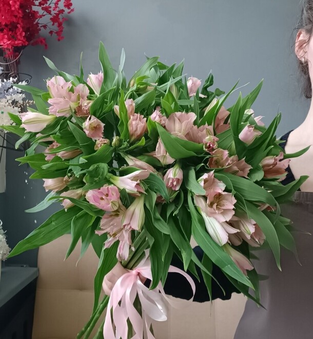 Букет "17 альстромерий", артикул F1435775 - 4043 рублей, доставка по городу. Flawery - доставка цветов