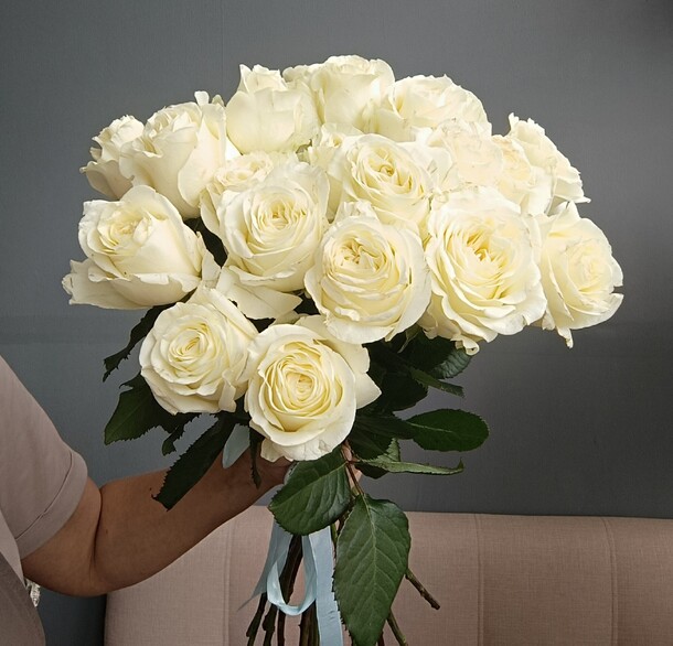 15 белых роз, артикул F1449220 - 2941 рублей, доставка по городу. Flawery - доставка цветов