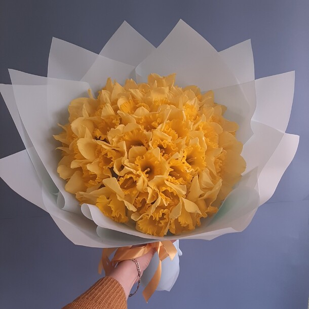 Букет из нарциссов, артикул F110789 - 4990 рублей, доставка по городу. Flawery - доставка цветов