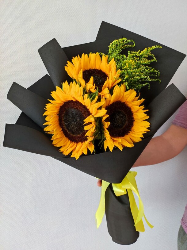 Букет из 3х подсолнухов, артикул F1133438 - 4235 рублей, доставка по городу. Flawery - доставка цветов