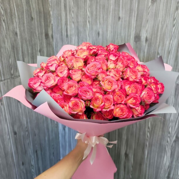 Букет из 29 кустовых роз "саммерденс", артикул F1146299 - 10225 рублей, доставка по городу. Flawery - доставка цветов