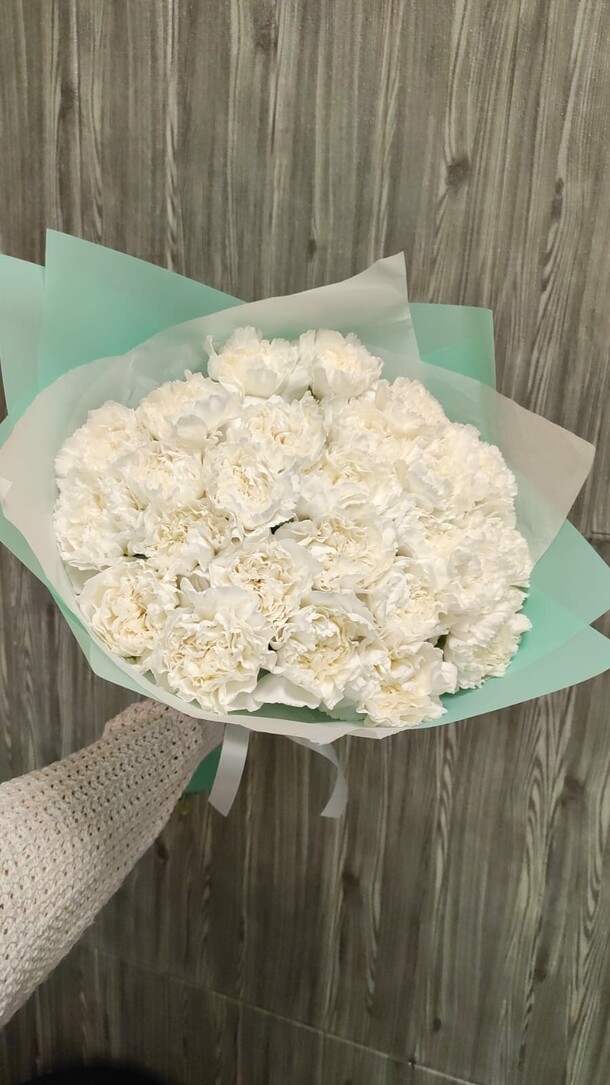 Букет из 25 белых гвоздик, артикул F1149208 - 4500 рублей, доставка по городу. Flawery - доставка цветов