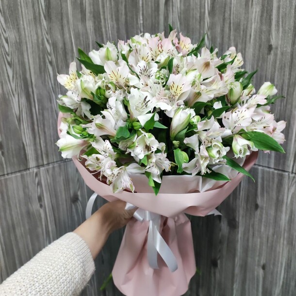 Букет из 19 белых альстромерий, артикул F1149650 - 5385 рублей, доставка по городу. Flawery - доставка цветов