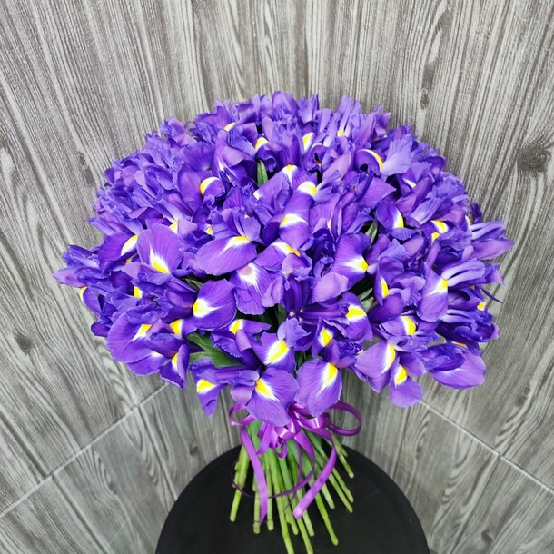 Букет из 49 ирисов, артикул F1150747 - 6724 рублей, доставка по городу. Flawery - доставка цветов