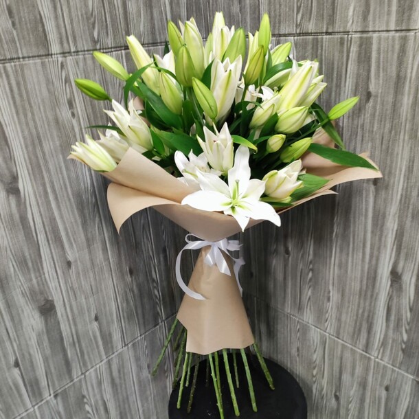 Букет из 19 белых лилий, артикул F1150757 - 18024 рублей, доставка по городу. Flawery - доставка цветов