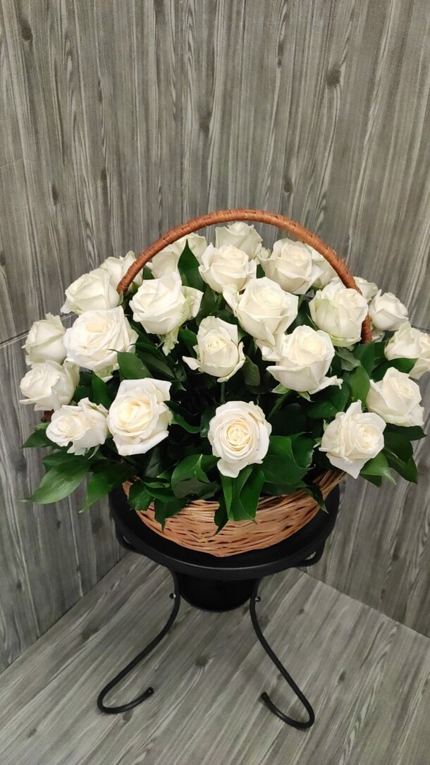 29 белых роз в корзине, артикул F1150761 - 9668 рублей, доставка по городу. Flawery - доставка цветов