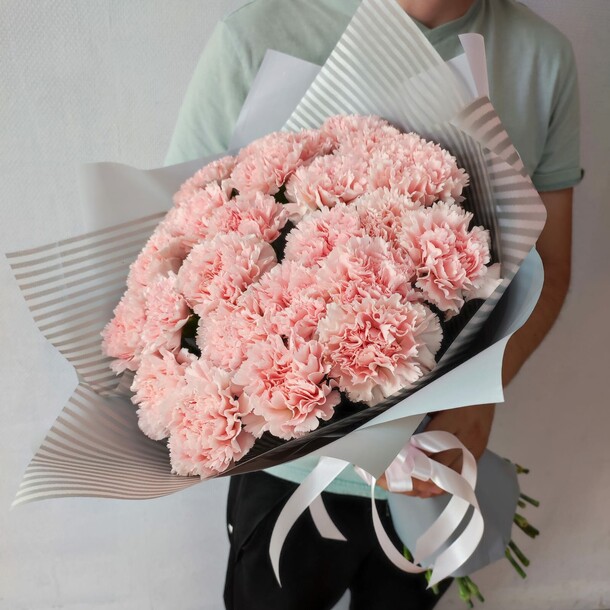 Букет из 25 розовых гвоздик, артикул F1150787 - 4500 рублей, доставка по городу. Flawery - доставка цветов