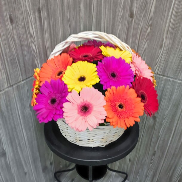 21 гербера микс в корзине, артикул F1151767 - 7990 рублей, доставка по городу. Flawery - доставка цветов