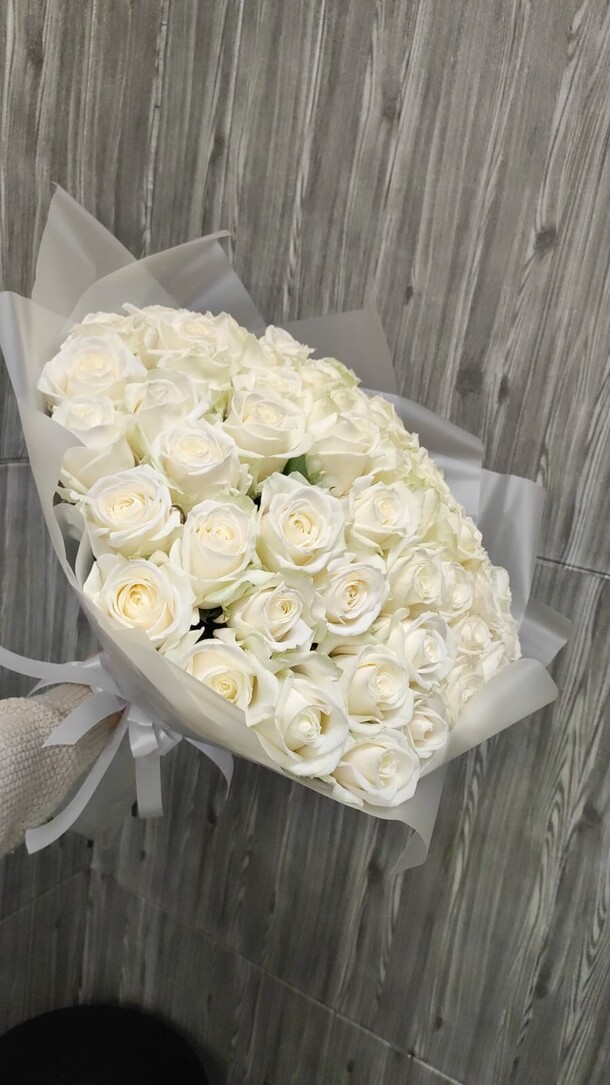 Букет из 51 белой розы, артикул F1153150 - 10225 рублей, доставка по городу. Flawery - доставка цветов