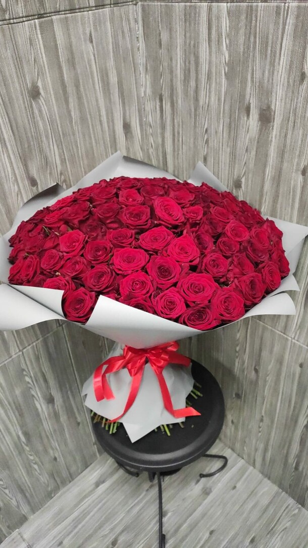 Букет из 101 красной розы, артикул F1153152 - 24188 рублей, доставка по городу. Flawery - доставка цветов